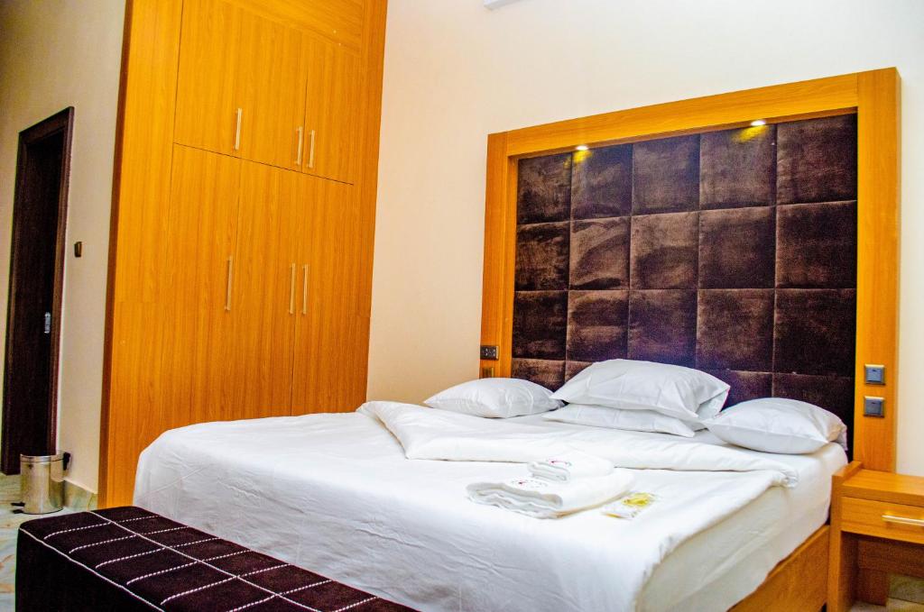 CRISPAN SUITES & EVENT CENTRE - 