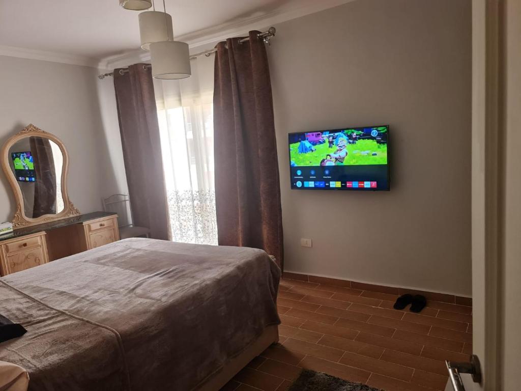 Postel nebo postele na pokoji v ubytování Freshly Modern Renewed 3BR Full AirCod Dar masr Qornfel