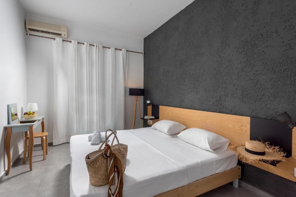 Postel nebo postele na pokoji v ubytování Azure Mare Hotel