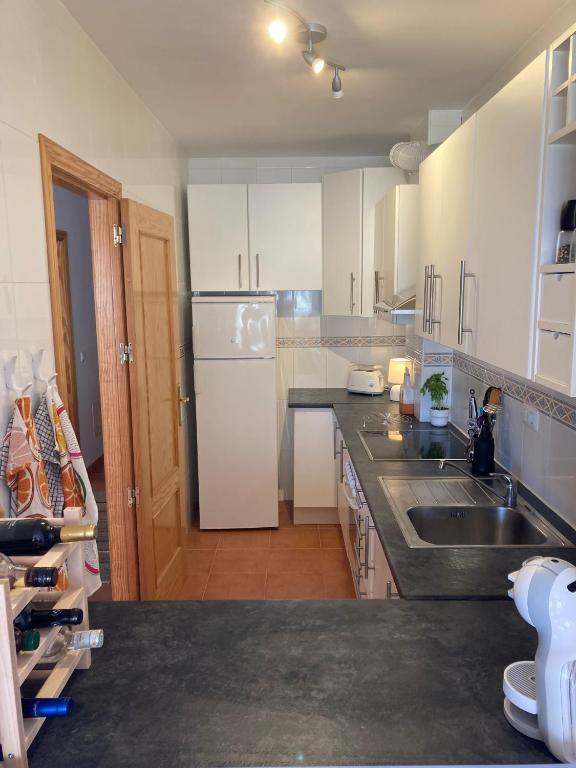 Kuchyňa alebo kuchynka v ubytovaní 2 Bedroom Apartment with Sea Views