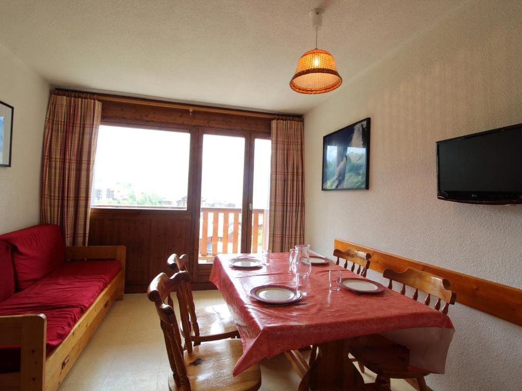 un salon avec une table et un canapé dans l'établissement Appartement 5 pers. avec balcon, proche pistes et commerces à Val Cenis Le Haut - FR-1-508-257, à Lanslevillard
