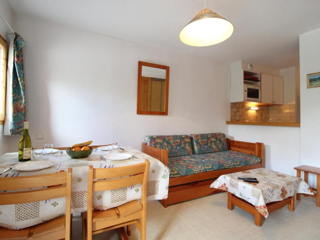 een woonkamer met een tafel en een bank bij Appartement Termignon, 2 pièces, 4 personnes - FR-1-508-261 in Termignon