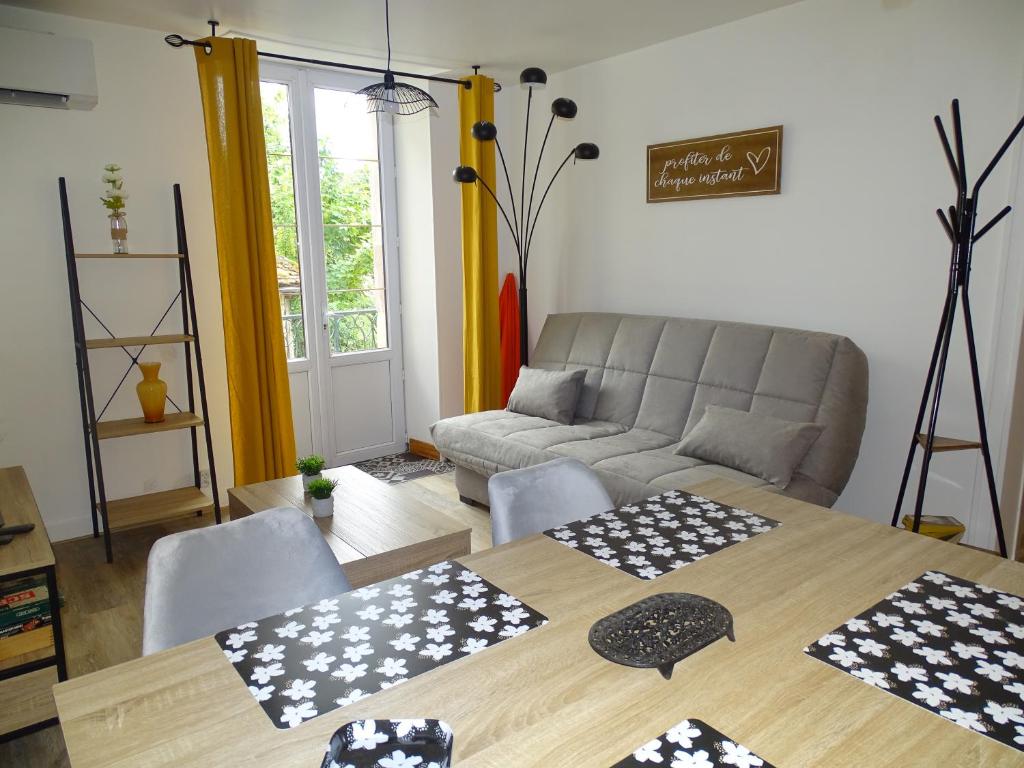 Fotografia z galérie ubytovania Cadurci 2 - Superbe appartement, climatisé avec balcon- Wifi v destinácii Vayrac