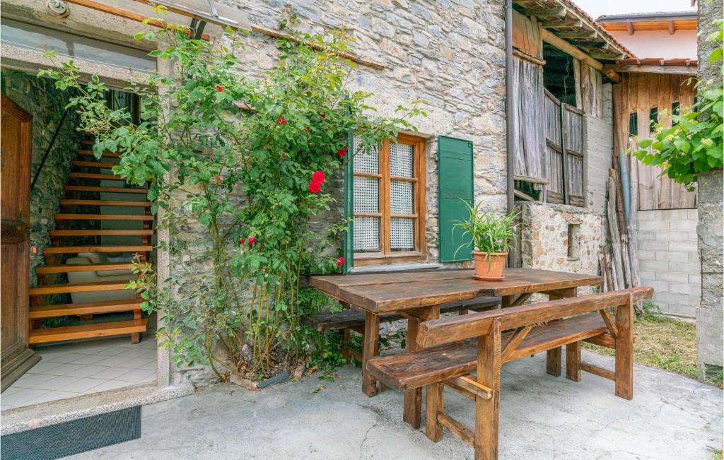 una mesa de picnic de madera sentada fuera de un edificio en Pet Friendly Home In Loco Di Rovegno With House A Panoramic View, en Carchelli