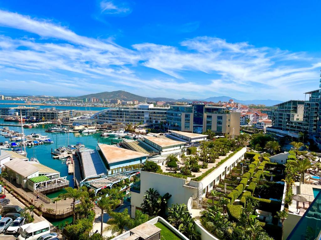 vistas a un puerto con barcos en el agua en Ocean Village Lovely 2 bedroom apartment en Gibraltar