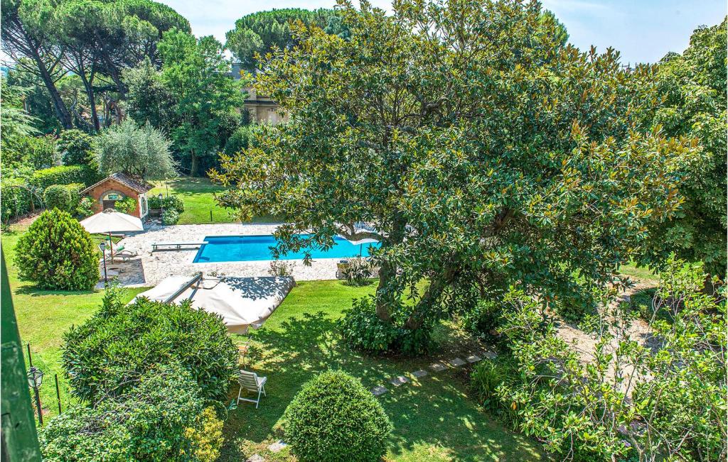 Basen w obiekcie 5 Bedroom Amazing Home In Grottaferrata lub w pobliżu