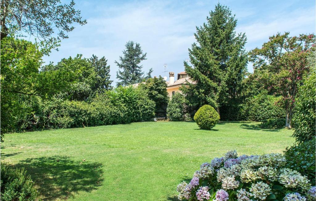 Ogród w obiekcie 5 Bedroom Amazing Home In Grottaferrata