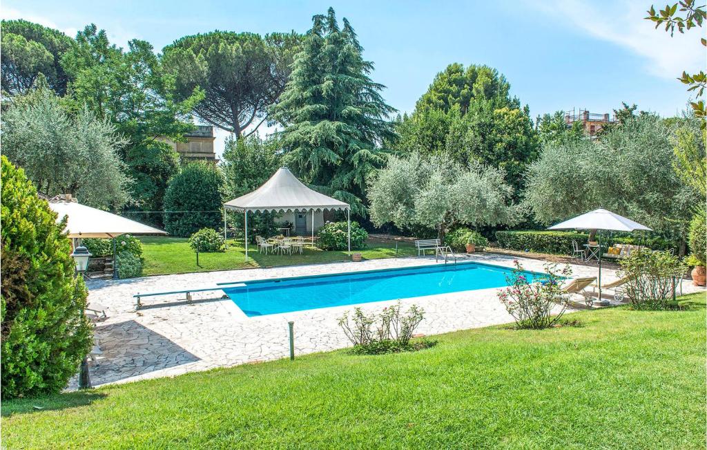 Basen w obiekcie 5 Bedroom Amazing Home In Grottaferrata lub w pobliżu