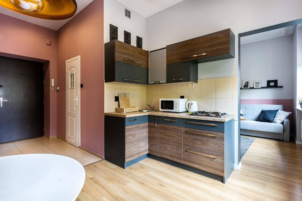 Kuchyňa alebo kuchynka v ubytovaní Apartamenty Łazarza 17