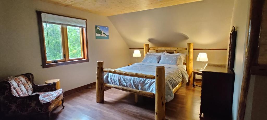 Postel nebo postele na pokoji v ubytování Tobermory Peaceful Private Entire Cottage Log Home Spacious Fully Equipped