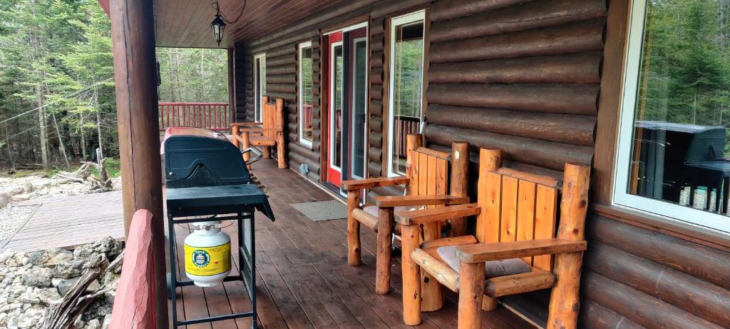 Balkón nebo terasa v ubytování Tobermory Peaceful Private Entire Cottage Log Home Spacious Fully Equipped