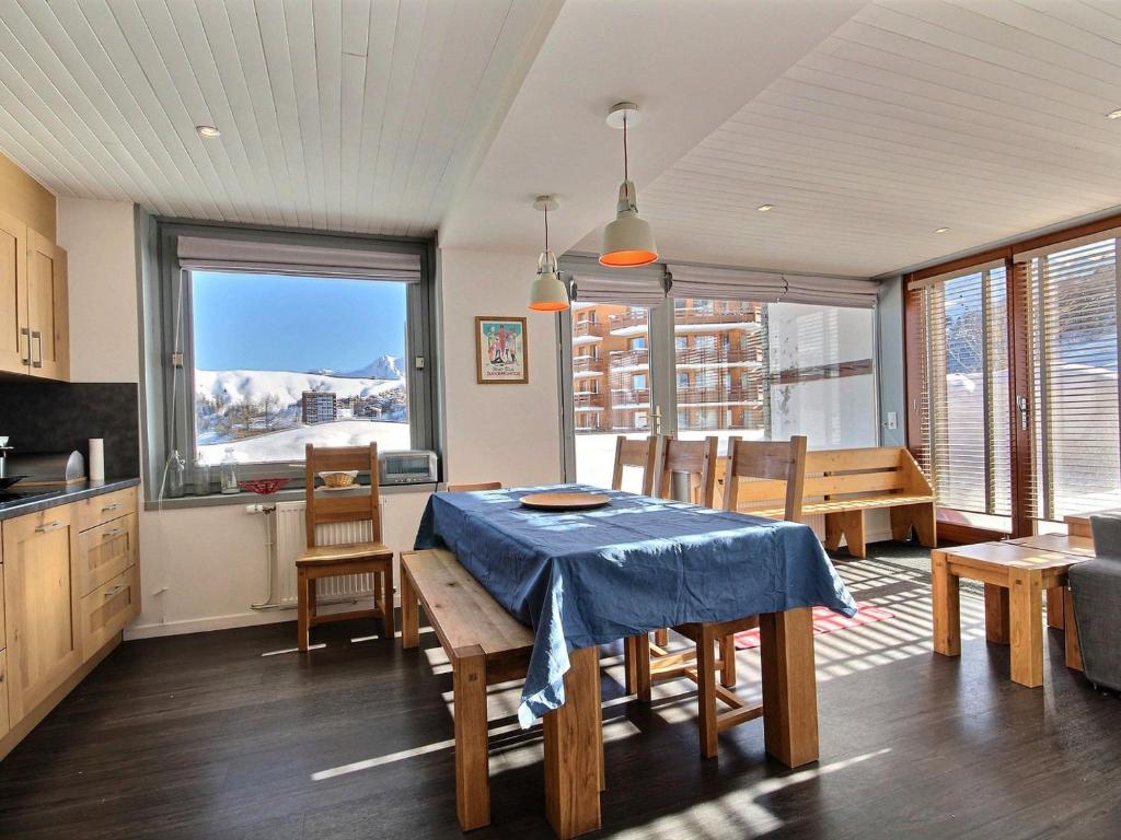 une cuisine et une salle à manger avec une table et des chaises dans l'établissement Superbe appartement rénové pour 6 pers, au pied des pistes à Plagne Centre - FR-1-455-12, à La Plagne