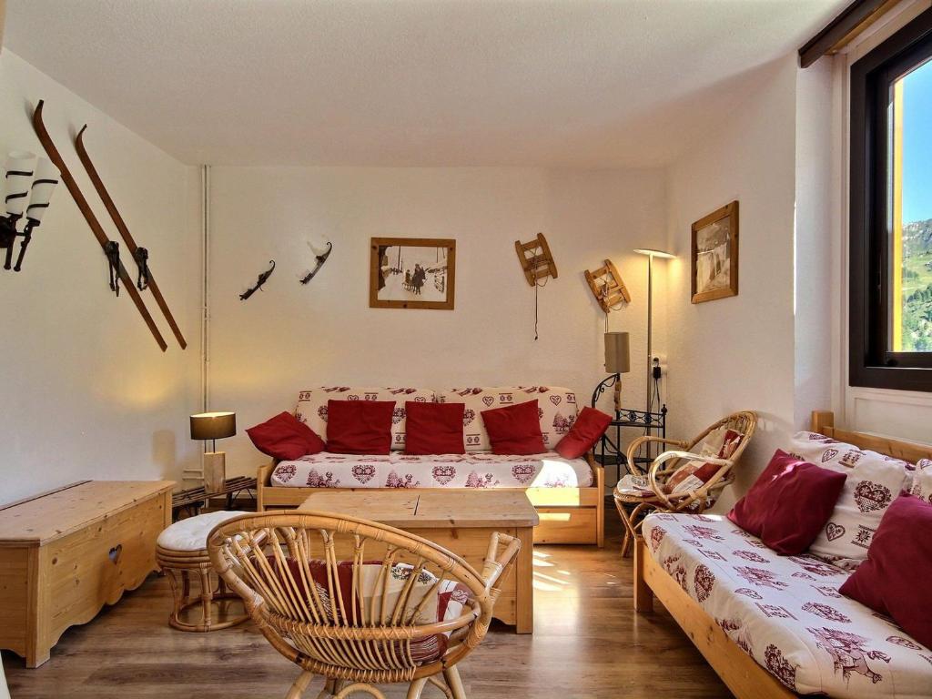 Appartement La Plagne, 4 pièces, 8 personnes - FR-1-455-25にあるシーティングエリア