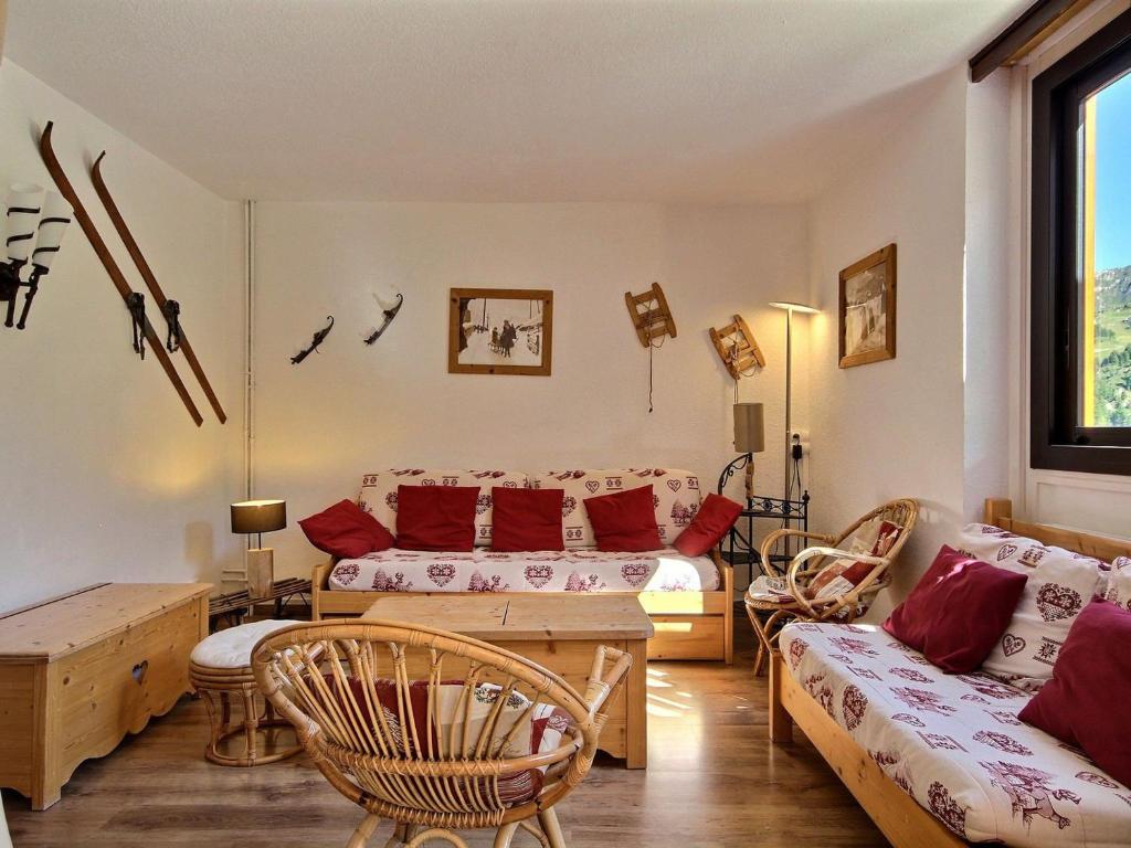 un salon avec deux lits et un canapé dans l'établissement Bel appartement rénové, 3 chambres, proche pistes, parking, animaux acceptés - FR-1-455-25, à La Plagne