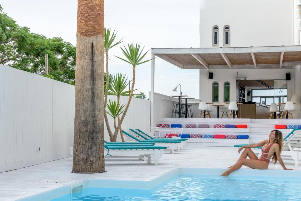 Bazén v ubytování Azure Mare Hotel nebo v jeho okolí