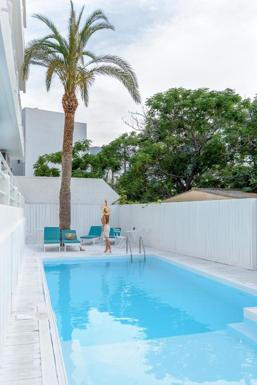 Bazén v ubytování Azure Mare Hotel nebo v jeho okolí