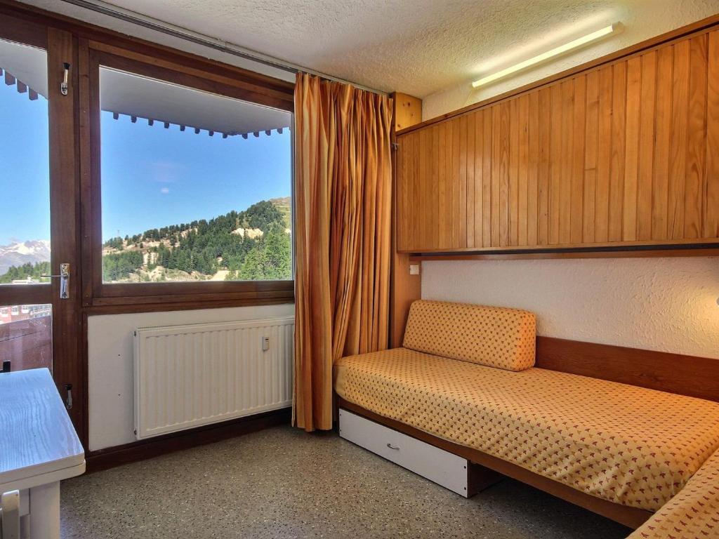 Cette chambre dispose d'un banc et d'une fenêtre avec vue. dans l'établissement Studio au pied des pistes avec vue Mont-Blanc - FR-1-455-161, à La Plagne
