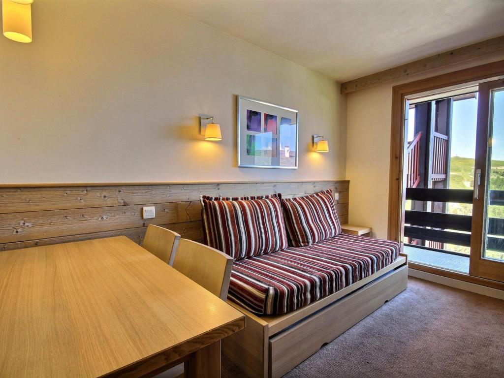 un salon avec un canapé et une table dans l'établissement Deux pièces pour 4-5, balcons, proche des pistes et commerces - FR-1-455-180, à La Plagne Tarentaise