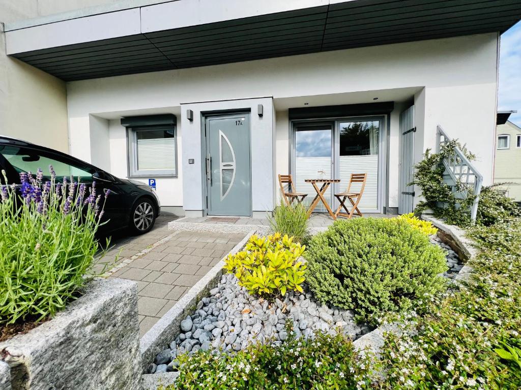 ein Haus mit einem davor geparkten Auto in der Unterkunft Alte Druckerei in Flensburg