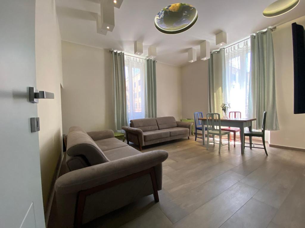 uma sala de estar com um sofá e uma mesa em Centro & Mare II em Savona