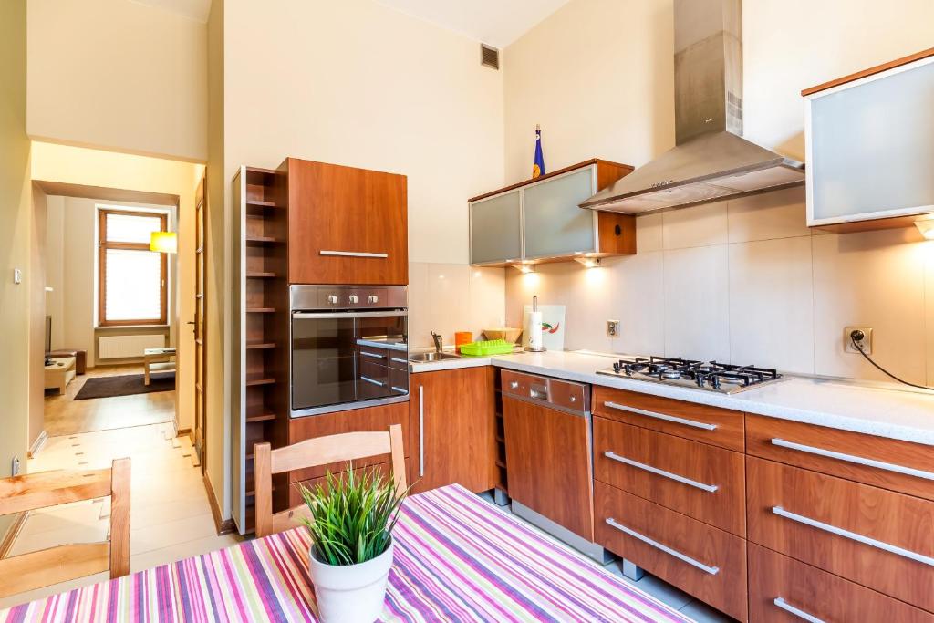 Kuchyňa alebo kuchynka v ubytovaní Apartamenty Łazarza 17