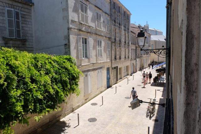 a view of a street with people walking on the sidewalk at 2 pièces hyper centre de La Rochelle, proche du port et de la plage in La Rochelle