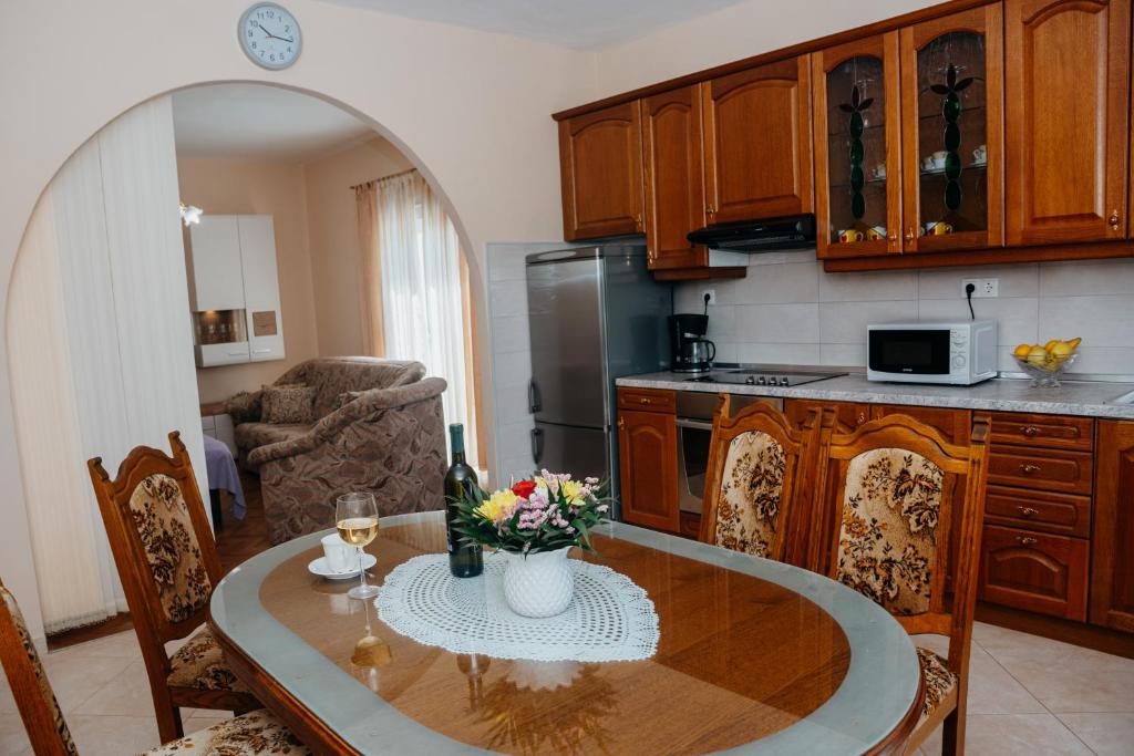 Kuchyňa alebo kuchynka v ubytovaní Apartman Neli
