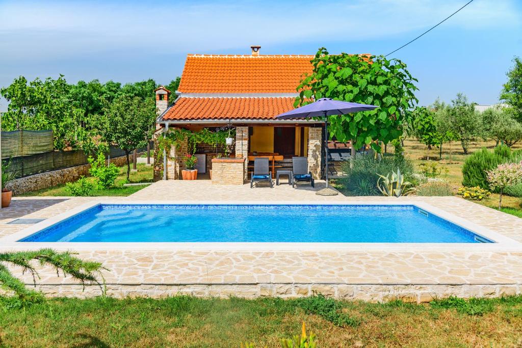 Gallery image of Sunny house in Smoković