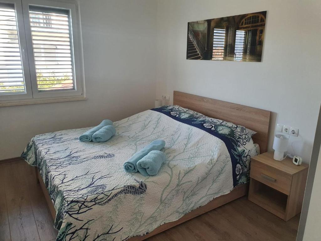 Posteľ alebo postele v izbe v ubytovaní Odlično opremljeni novouređeni apartmani Iva, Okrug Gornji