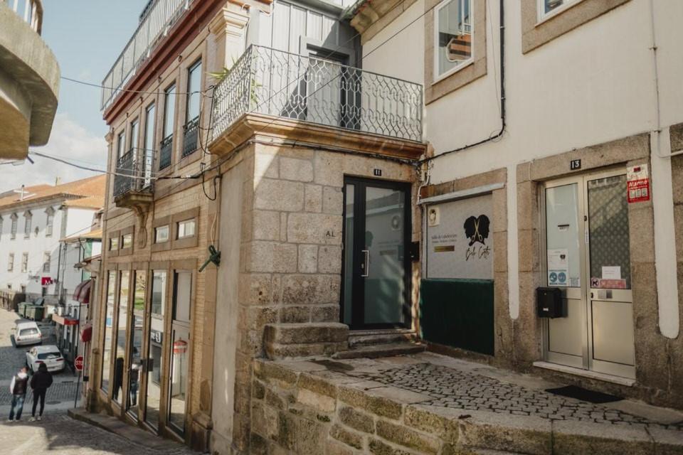 un edificio con una puerta al lado de una calle en Alojamento 88, en Castro Daire