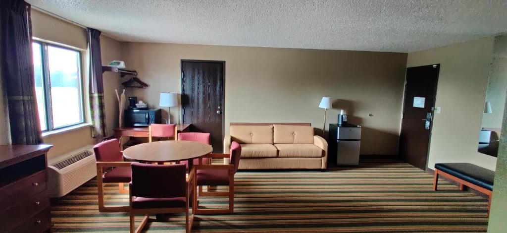 Super 8 by Wyndham Champaign - Suite Estudio Con 2 Camas Grandes - No Fumadores