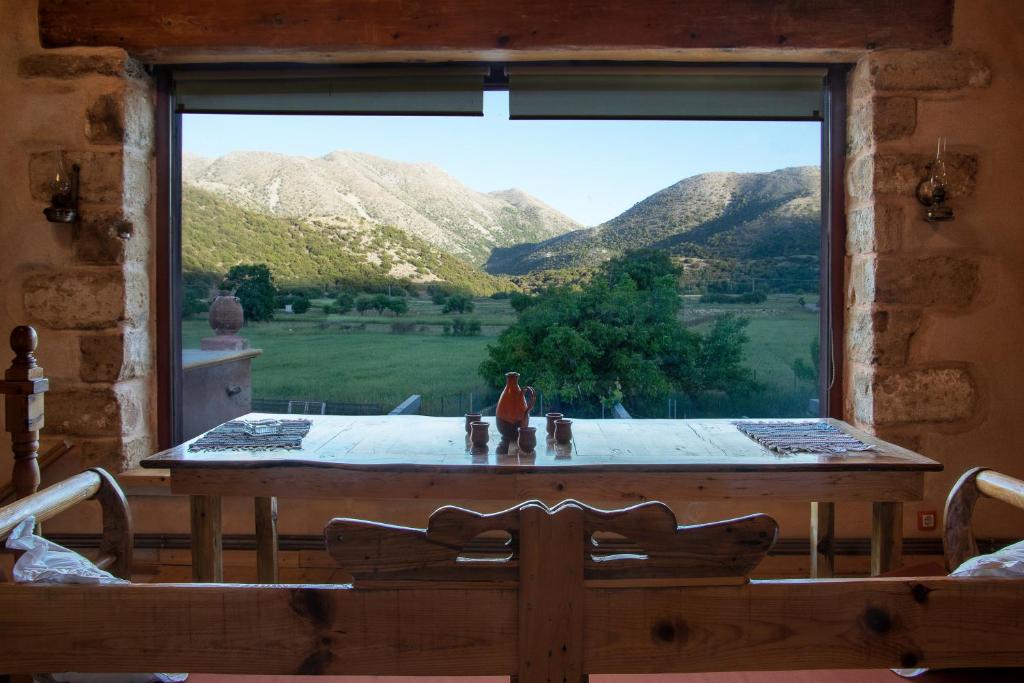 d'une fenêtre avec une table et une vue sur les montagnes. dans l'établissement villa archontiko ASKYFOU SFAKIA, à Karés