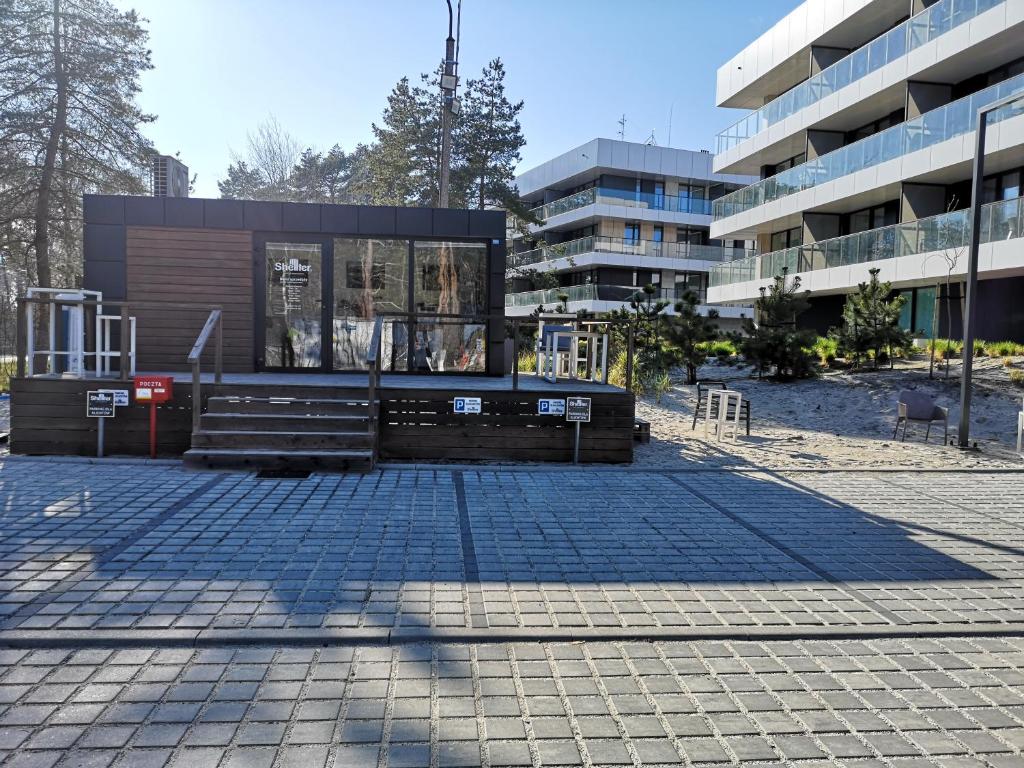 un edificio con un banco frente a un edificio en Apartament Dorka, en Rogowo