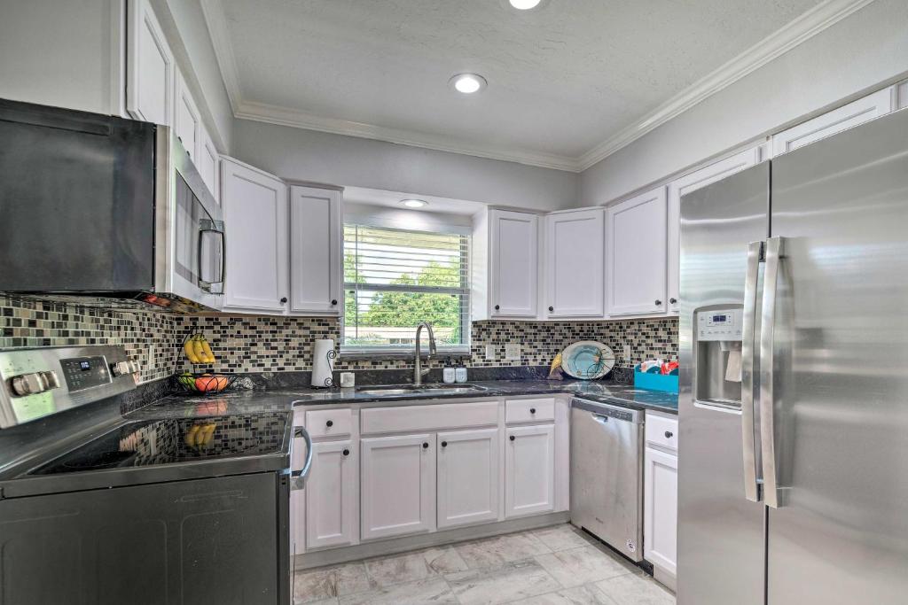 A kitchen or kitchenette at Crystal River Getaway with Hot Tub and Game Room!