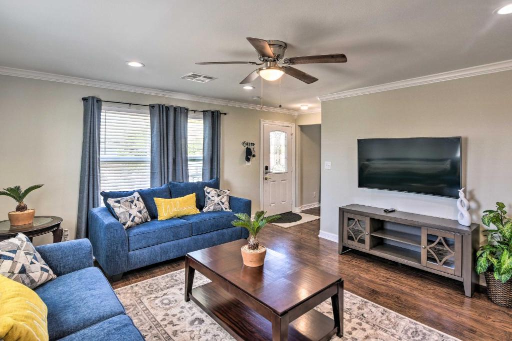 Galveston Getaway with Patio 1 Mi to Beach!, Galveston Precios
