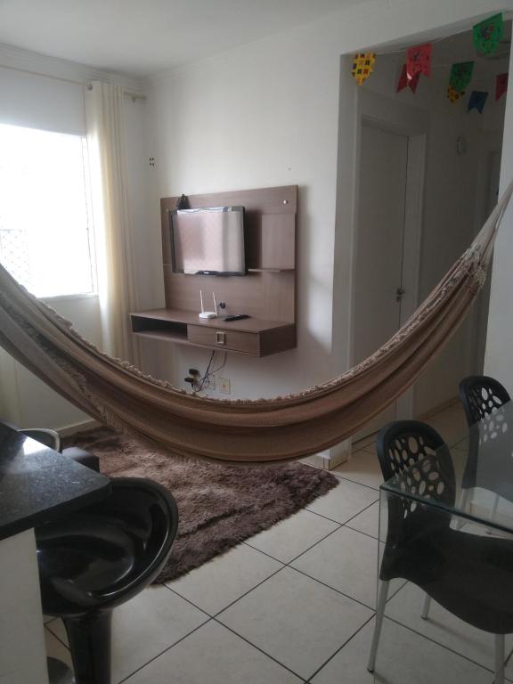 a hammock in a living room with a tv at Espaçossego 5 minutos do Parque do Povo contato 83 oito 6 oito dois 2074 in Campina Grande