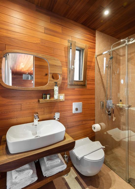 A bathroom at iHouse Paliouri