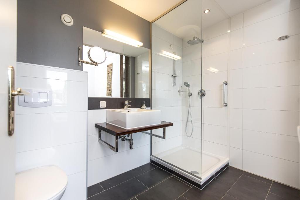 A bathroom at Landidyll-Hotel Nudelbacher