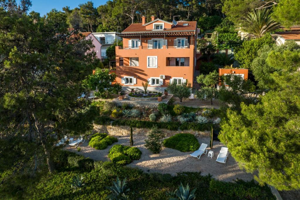 una vista aerea di una casa con giardino di Villa Teresa a Mali Lošinj (Lussinpiccolo)