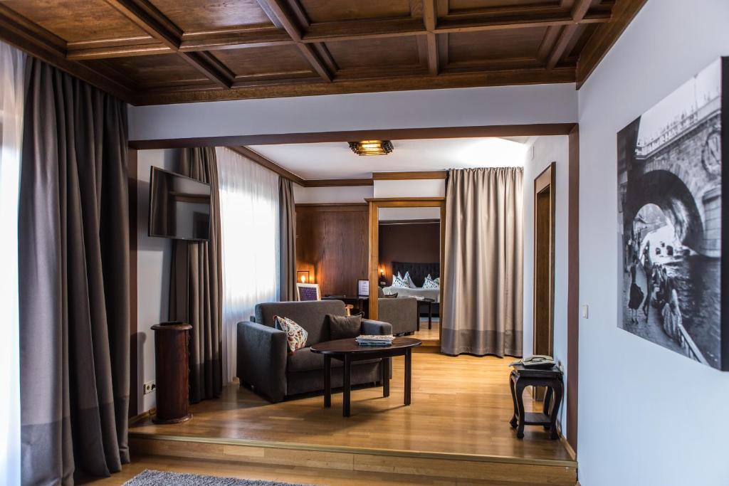 A seating area at Landidyll-Hotel Nudelbacher