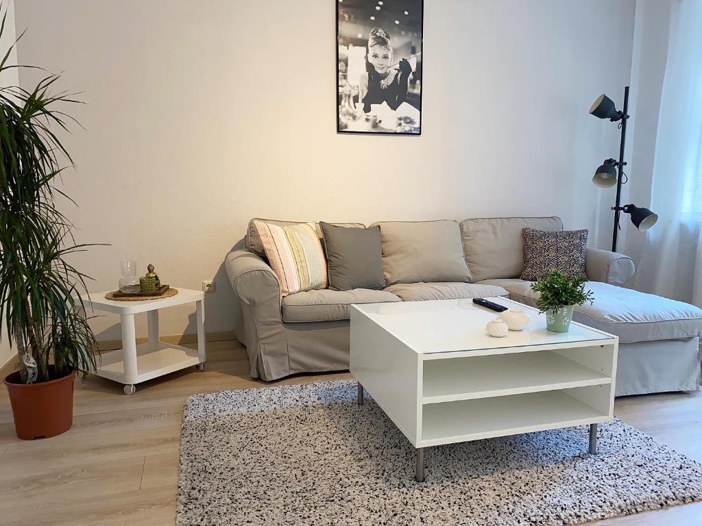 uma sala de estar com um sofá e uma mesa em Herbeder Straße em Witten