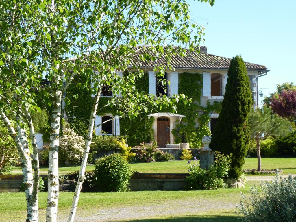Vonkajšia záhrada v ubytovaní Maison du 18é de charme au calme