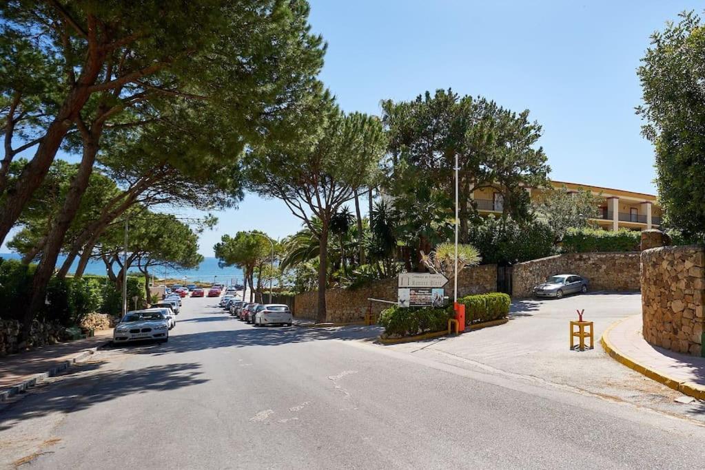 uma rua com carros estacionados na berma da estrada em OleHolidays 413 Romana Playa Primera línea playa em Marbella