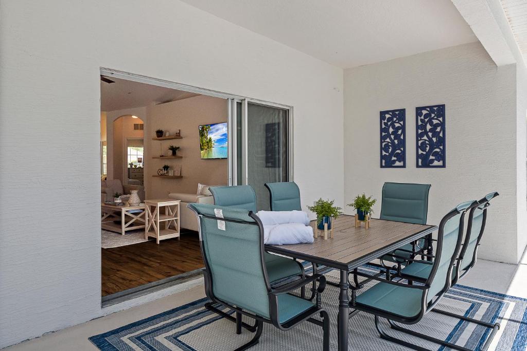パーム・コーストにあるWHISPERING PALM Newly renovated cozy fenced in pool home - sleeps 8のテーブルと椅子のあるダイニングルーム