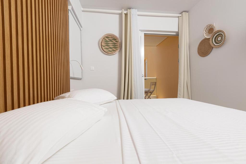 Posteľ alebo postele v izbe v ubytovaní Dimani Suites