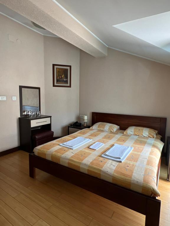 Postel nebo postele na pokoji v ubytování Hotel Royal