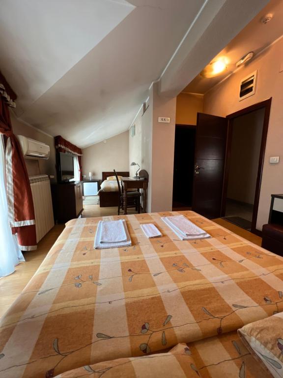 Postel nebo postele na pokoji v ubytování Hotel Royal