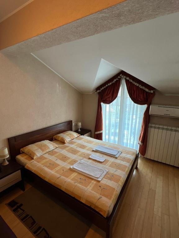 Postel nebo postele na pokoji v ubytování Hotel Royal