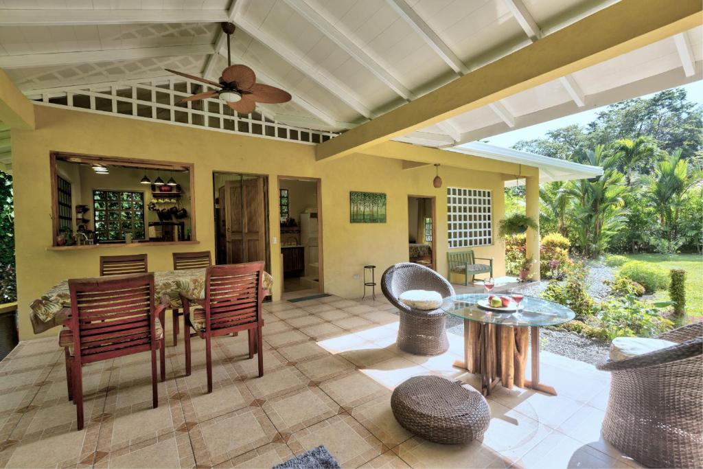 Posezení v ubytování Casa Mariposa 2 BR in Playa Chiquita