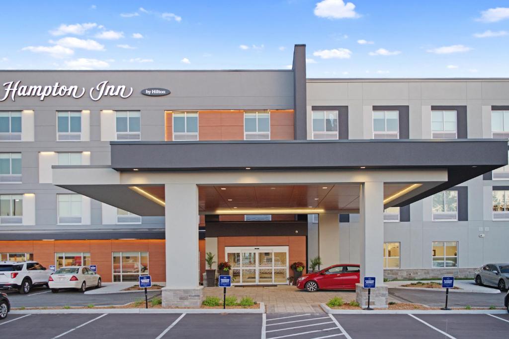 un edificio con un estacionamiento delante de él en Hampton Inn by Hilton Port Hope Cobourg en Port Hope